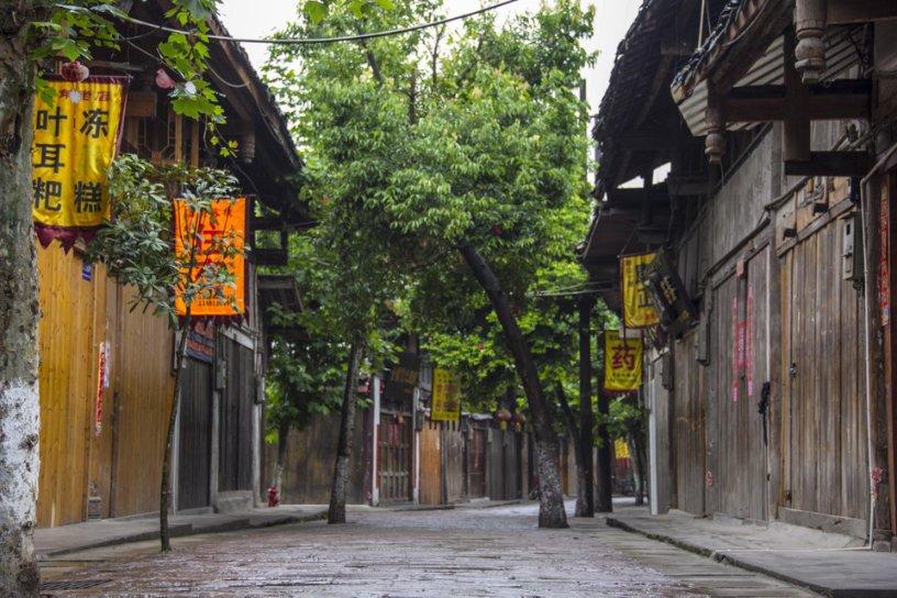 华裔掌握着这个国家全部经济命脉，地位无人能撼动，谁都不敢惹
